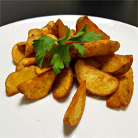 Картофельные дольки с овощами