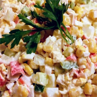 Салат с крабовыми палочками и кукурузой