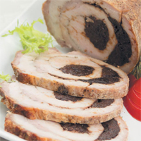 Рулет из свинины с черносливом