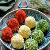 Цветные шарики из курицы с сыром и чесноком