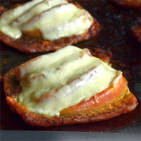 Свиная отбивная с яблоком и моцареллой